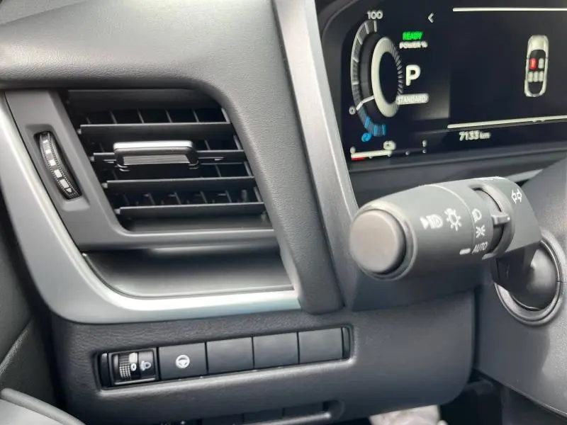 Détail du tableau de bord côté gauche du Nissan Qashqai 2024 noir, avec commandes d'éclairage et ventilation.