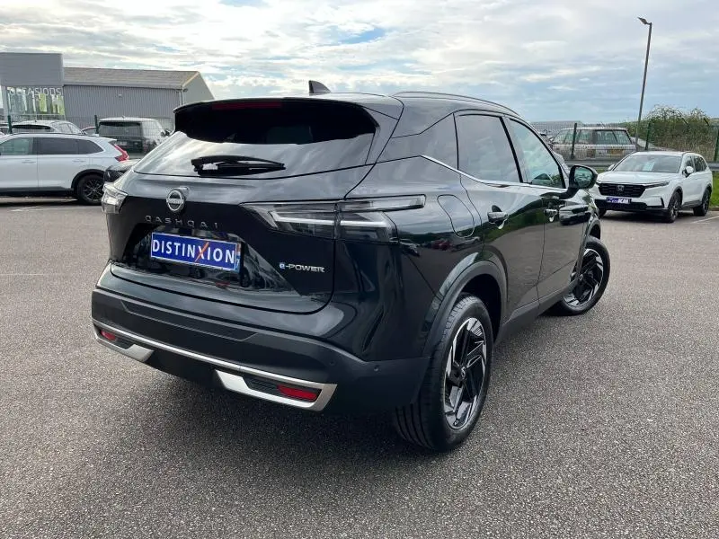 Vue 3/4 arrière droite du Nissan Qashqai e-POWER 2024 noir Kuro métallisé avec feux LED et jantes alliage noires.