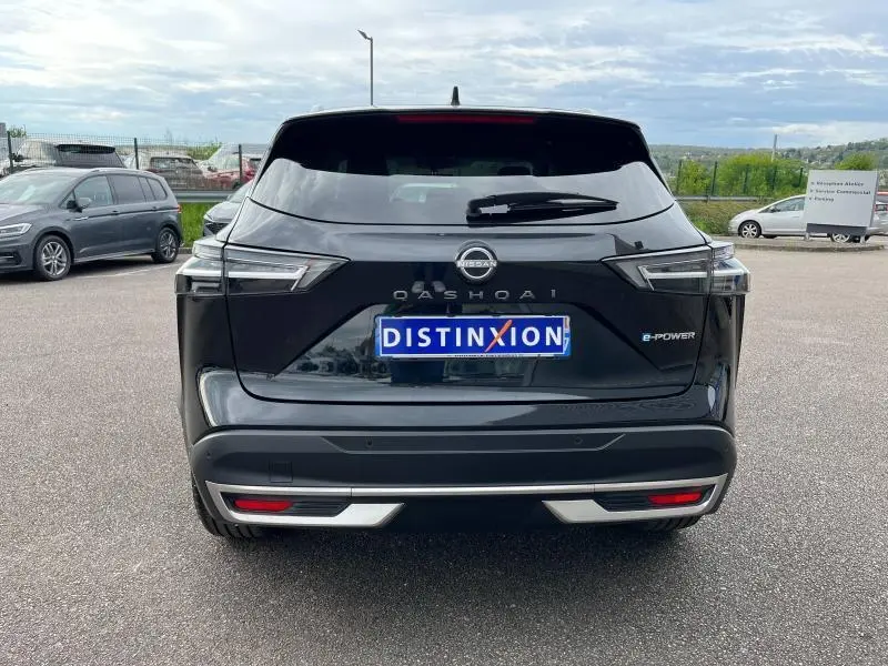 Vue arrière d'un Nissan Qashqai e-POWER 2024 noir Kuro métallisé avec feux LED et logo distinctif e-POWER.