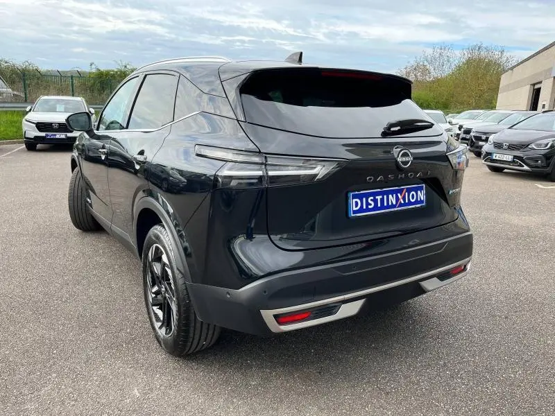 Vue 3/4 arrière droite du Nissan Qashqai e-POWER 2024 noir Kuro métallisé avec feux LED et jantes alliage noires.
