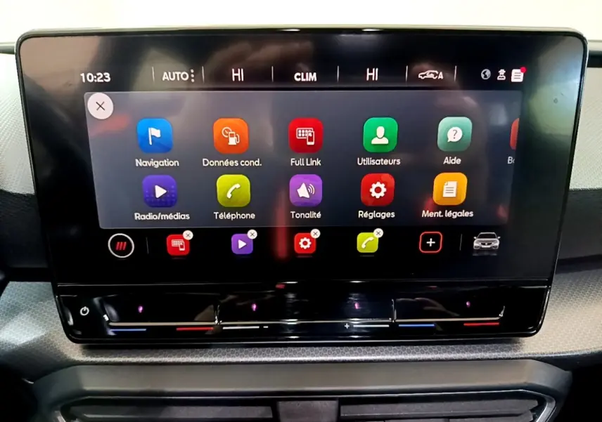 Écran tactile central du tableau de bord de la SEAT Leon 2022 affichant les menus multimédias et navigation.