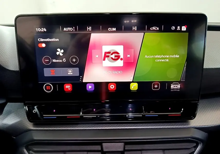 Écran tactile central du tableau de bord du SEAT LEON 2.0 TDI 2022 affichant climatisation et radio FG DJ.