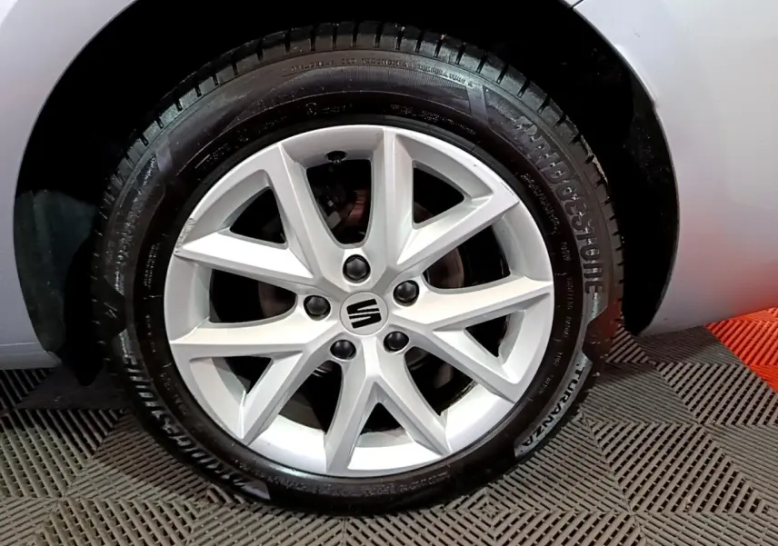 Gros plan sur la roue avant droite gris clair de la SEAT LEON 2.0 TDI 150 DSG avec jante alliage à 5 branches doubles.