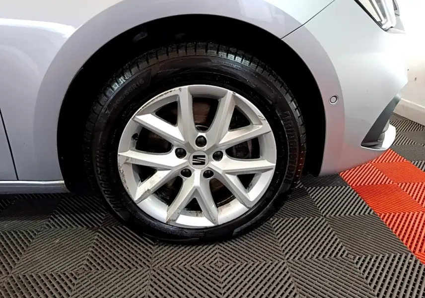 Gros plan sur la roue avant droite grise d'une SEAT LEON 2022 avec jante alliage et logo central visible.