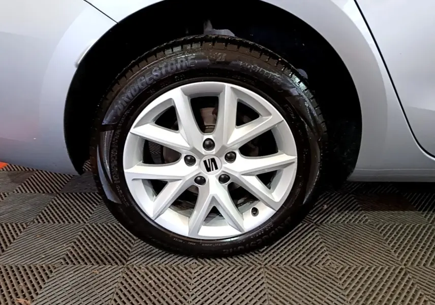 Gros plan sur la roue arrière droite gris clair d'une SEAT LEON 2.0 TDI 150 DSG Style Business 2022.