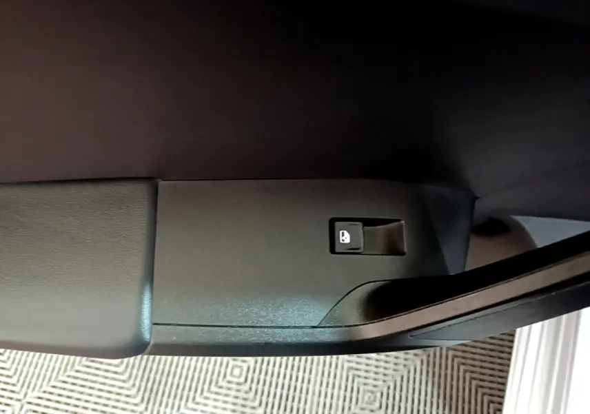 Bouton de déverrouillage intérieur sur la porte côté conducteur d'une SEAT LEON gris clair 2022.