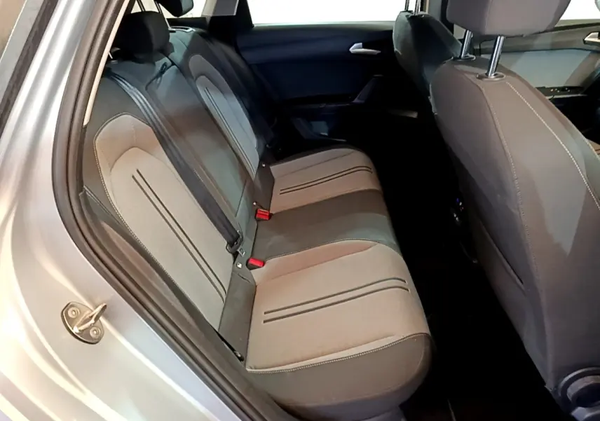 Vue intérieure côté gauche montrant la banquette arrière grise et noire du SEAT LEON 2.0 TDI 2022.