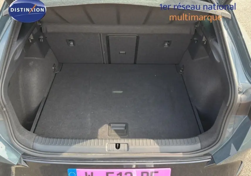 Coffre ouvert d’un CUPRA Formentor gris foncé 2025, montrant un espace de chargement propre et spacieux.