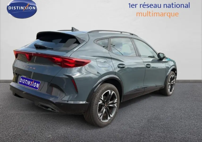 Vue 3/4 arrière droit d'un CUPRA Formentor gris foncé avec jantes alliage 18 pouces et vitres surteintées.