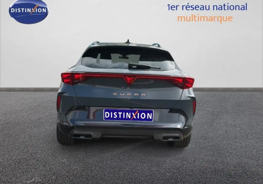 Vue arrière d'un CUPRA Formentor gris foncé 2025 avec feux LED reliés et double sortie d'échappement intégrée.