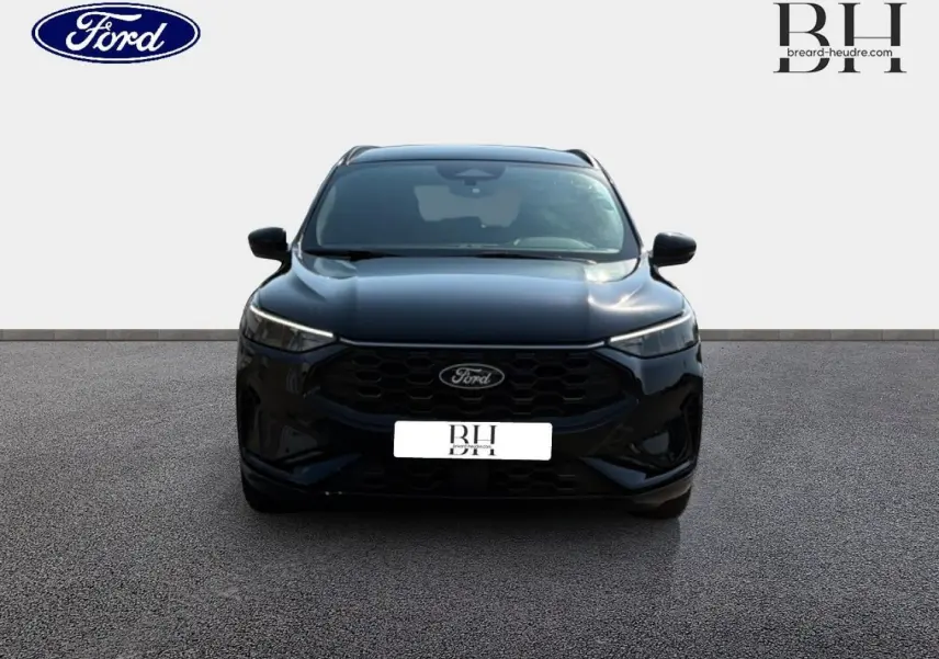 Vue avant d'un Ford Kuga 2025 noir agate métallisé avec calandre hexagonale et phares LED fins.