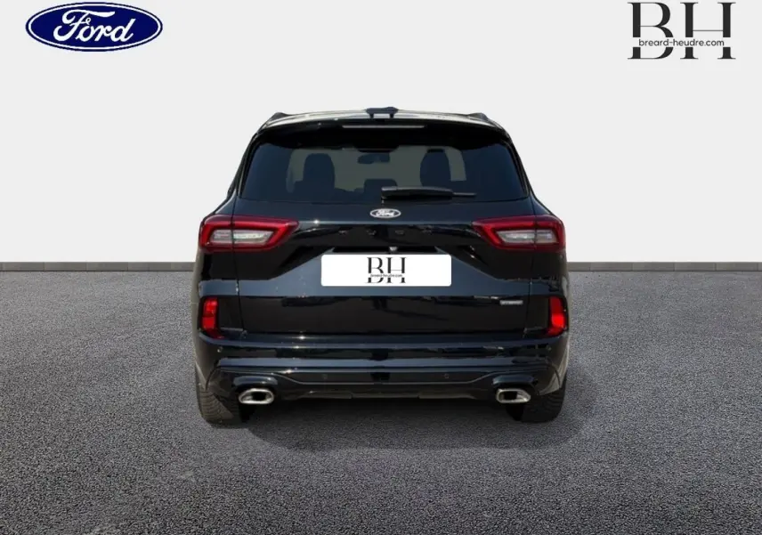 Vue arrière du Ford Kuga noir Agate Métallisée 2025 avec double sortie d’échappement et feux LED distinctifs.