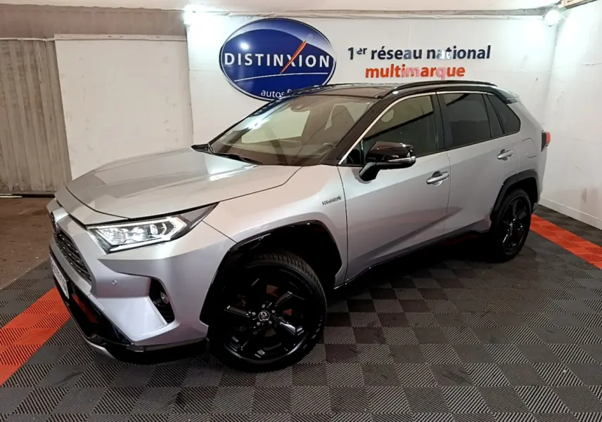 Toyota RAV4 gris clair 2WD 218ch Collection vue 3/4 avant droit avec jantes noires et toit noir.