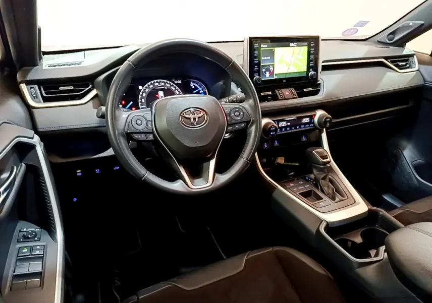 Vue intérieure avant du tableau de bord noir du Toyota RAV4 2019 avec écran tactile et volant multifonction.