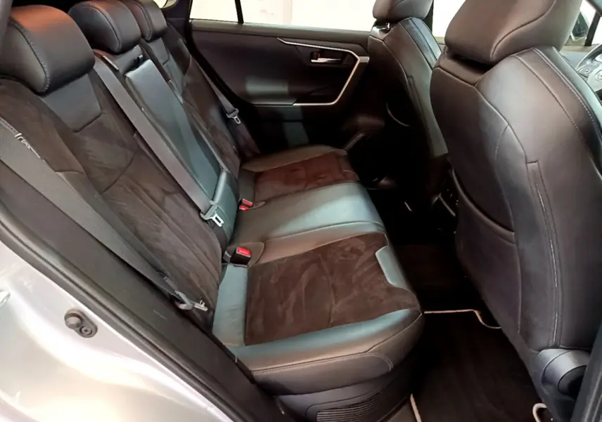 Vue intérieure côté gauche des sièges arrière en cuir noir du Toyota RAV4 gris clair 2WD 218ch Collection 2019.