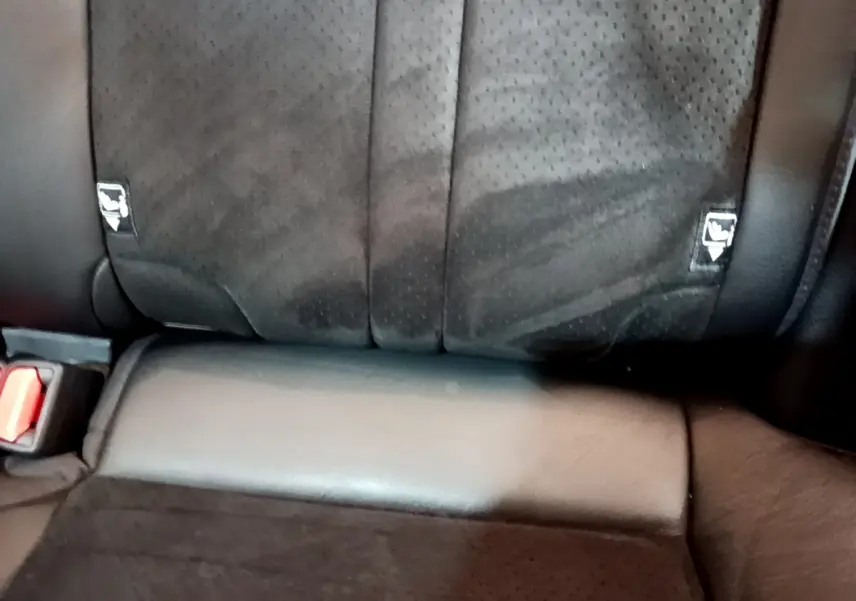 Gros plan sur la banquette arrière noire en cuir et alcantara du Toyota RAV4 gris clair 2WD 2019.