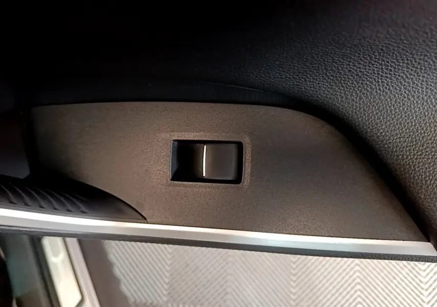 Détail de la poignée intérieure noire sur la porte côté conducteur du Toyota RAV4 gris clair 2019.