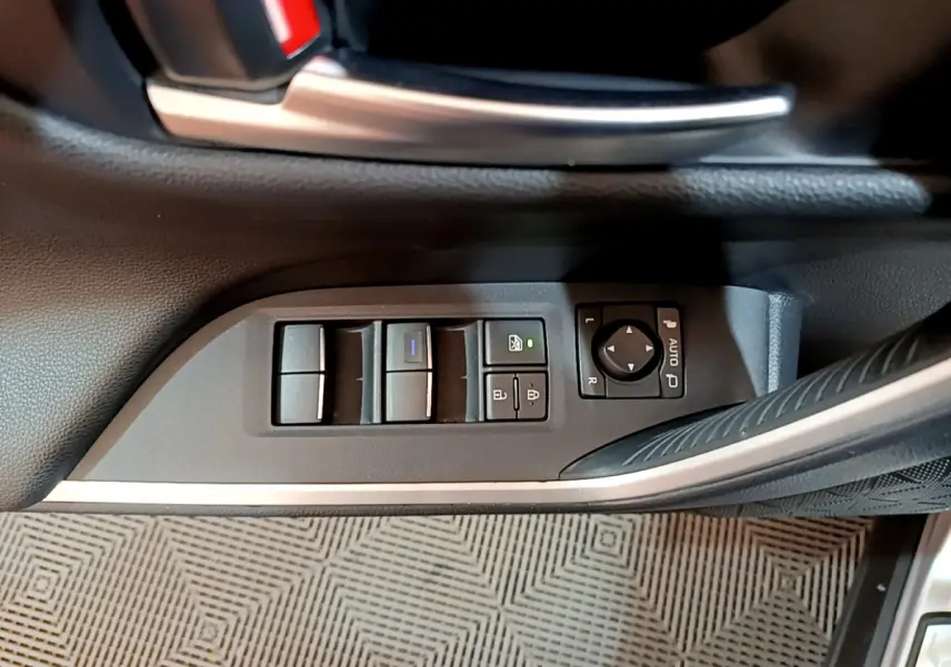 Panneau de commandes des vitres et rétroviseurs côté conducteur du Toyota RAV4 gris clair 2019, intérieur noir.