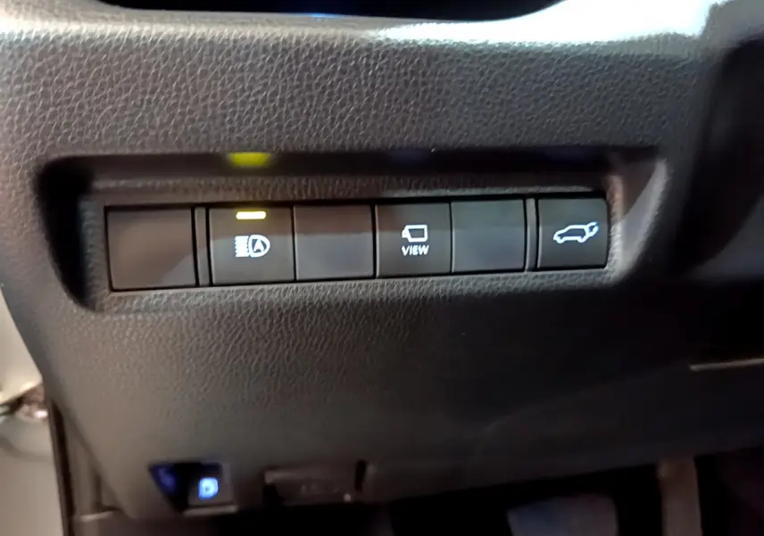 Gros plan sur les commandes du tableau de bord noir du Toyota RAV4 gris clair 2WD 218ch Collection 2019.