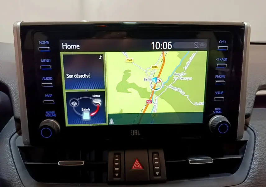 Écran tactile central du tableau de bord du Toyota RAV4 gris clair 2019 affichant la navigation et le statut hybride.