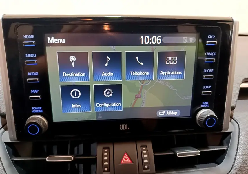 Écran tactile central du Toyota RAV4 2019 affichant le menu navigation, audio et téléphone en intérieur noir.