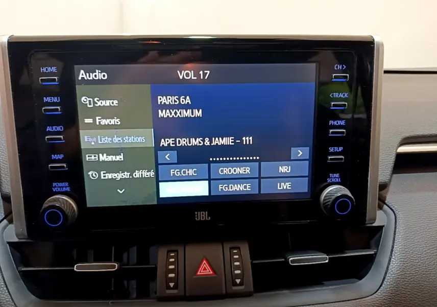 Écran tactile central JBL du Toyota RAV4 2019 affichant la liste des stations radio, vue frontale intérieure.