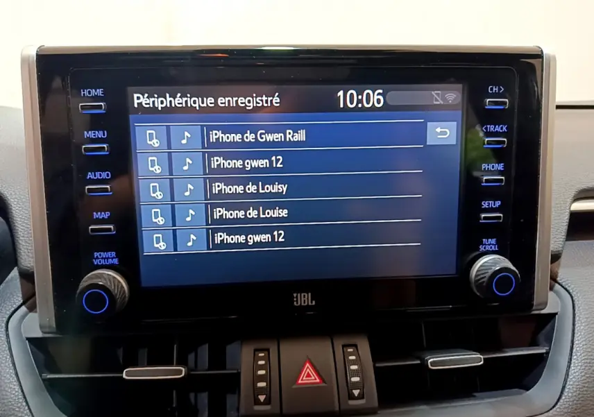 Écran tactile central du Toyota RAV4 gris clair 2019 affichant la liste des appareils Bluetooth connectés.