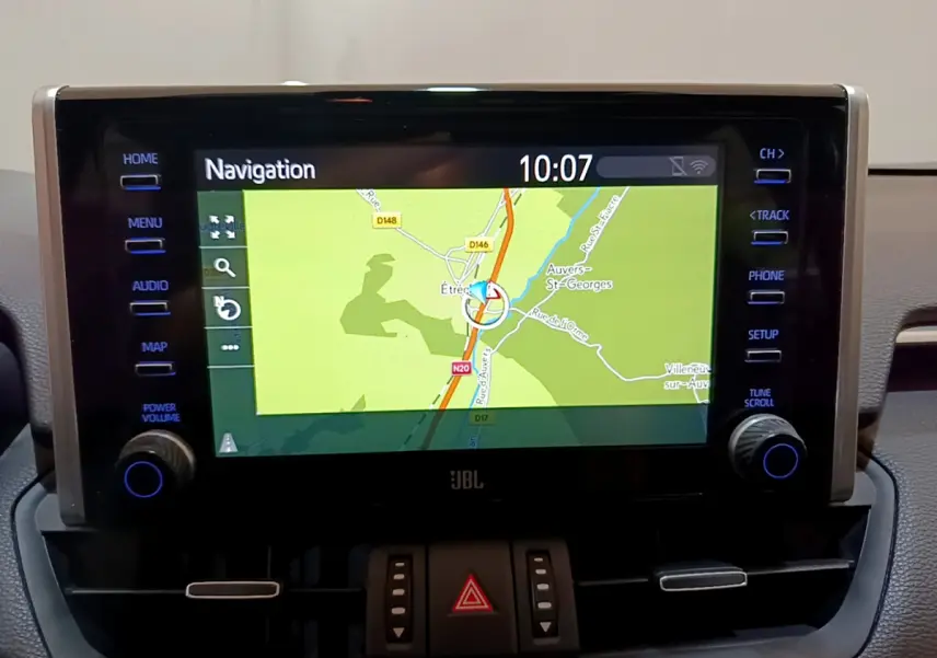 Écran tactile central du Toyota RAV4 2WD gris clair de 2019 affichant la navigation avec commandes latérales.