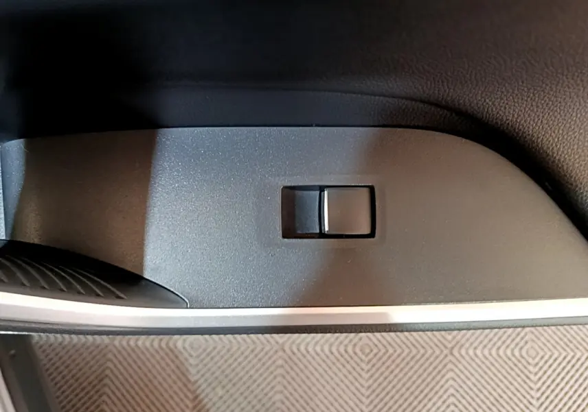 Gros plan sur l'interrupteur de réglage électrique du siège côté conducteur d'un Toyota RAV4 gris clair 2019.