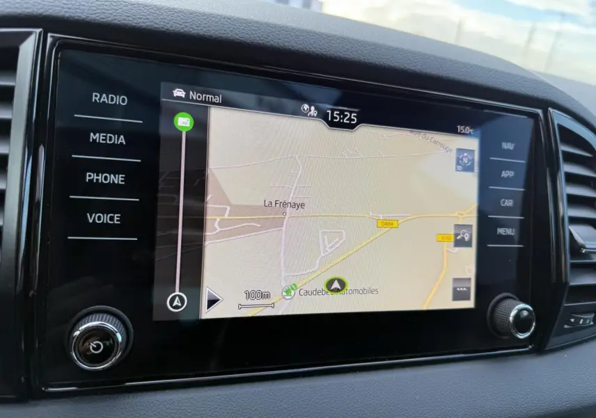 Écran tactile du système de navigation du Skoda Karoq 2023 affichant une carte routière en intérieur.