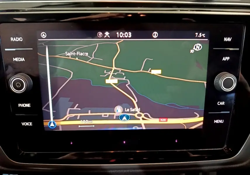 Écran tactile central du Volkswagen Touran 2023 affichant la navigation avec carte et commandes autour en noir brillant.