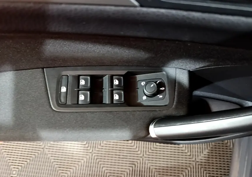 Commande des vitres et réglage des rétroviseurs côté conducteur du Volkswagen Touran gris foncé 3/4 avant.