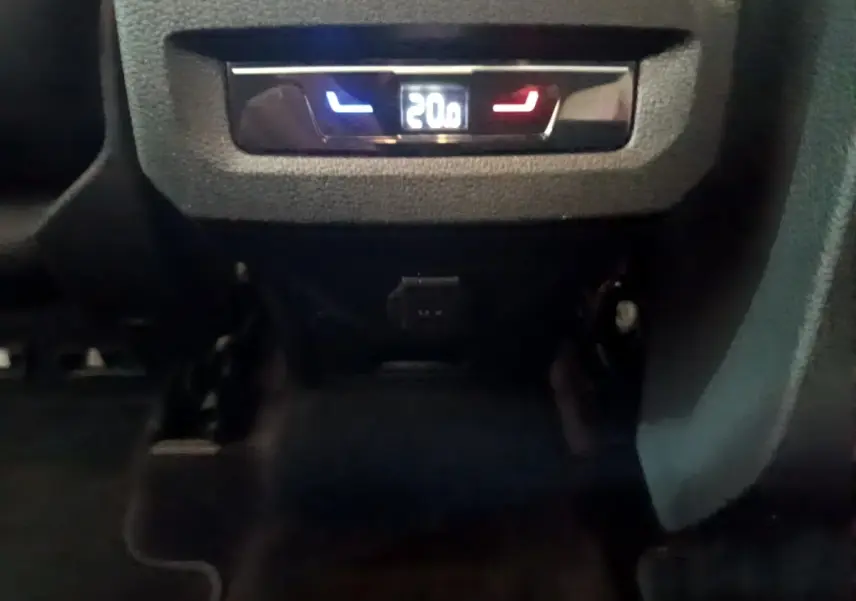 Affichage digital de la climatisation arrière à 20°C dans un Volkswagen Touran gris foncé 2023.