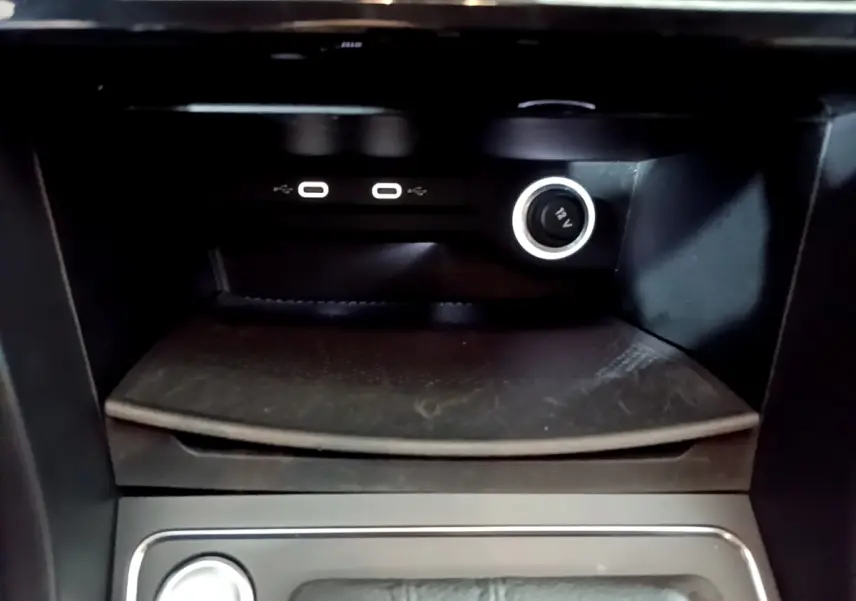 Prise 12V et ports USB dans le rangement central du Volkswagen Touran gris foncé 2023, version Life Plus.