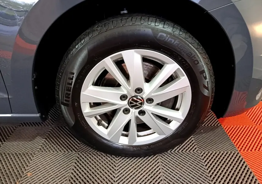Gros plan sur la roue avant droite gris foncé d'un Volkswagen Touran 2023 avec jante aluminium et pneu Pirelli Cinturato P7.