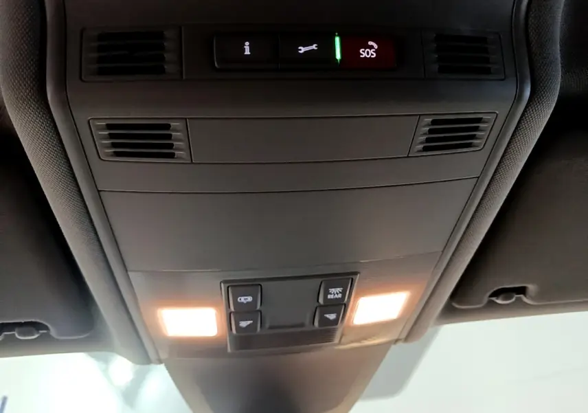 Plafonnier avec commandes d'éclairage et bouton SOS dans l'habitacle du Volkswagen Touran gris foncé 2023