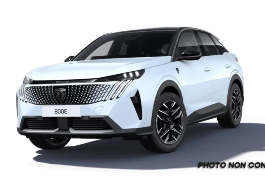 Peugeot 3008 blanc okenite avec toit noir, vue 3/4 avant droit, calandre distinctive et jantes noires.