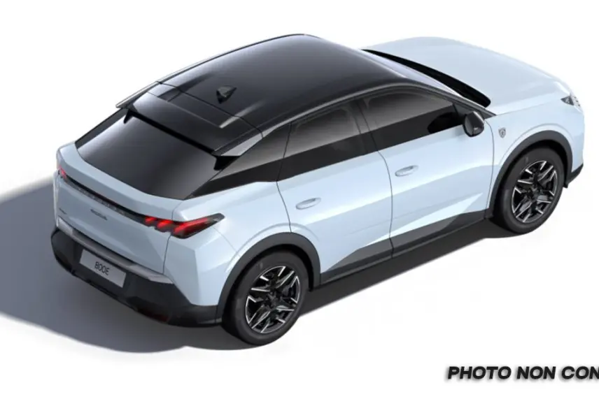 Vue 3/4 arrière droite du Peugeot 3008 blanc okenite avec toit noir brillant et jantes noires distinctives.
