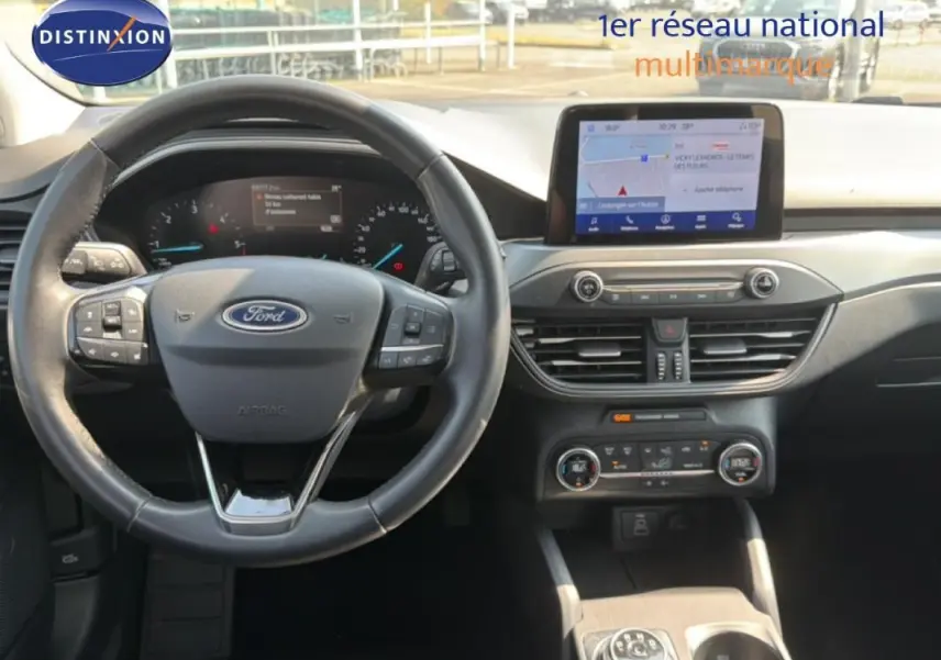 Vue intérieure centrée sur le volant et le tableau de bord de la Ford Focus SW 2022 avec écran tactile et commandes au volant.
