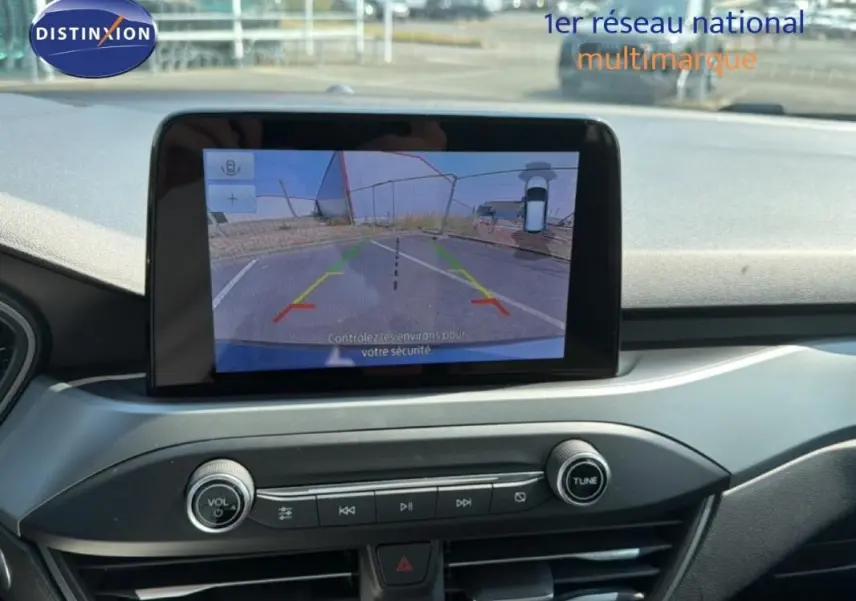Écran tactile central affichant la caméra de recul dans l’habitacle d’une Ford Focus SW bleu foncé 2022.