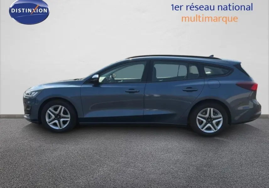 Vue de profil côté gauche d'une Ford Focus SW bleu foncé 2022 avec barres de toit et jantes 16 pouces classiques.
