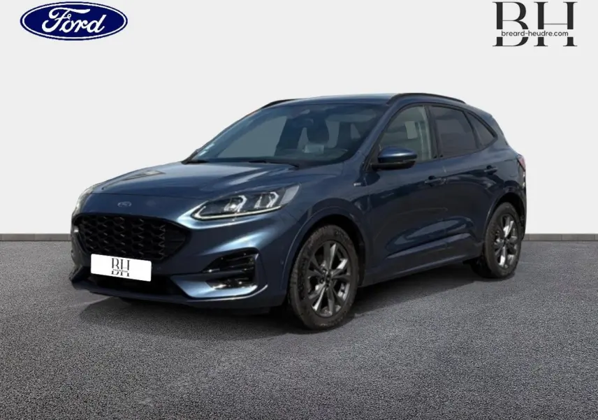 Ford Kuga bleu Abysse en 3/4 avant droit, avec jantes alu et vitres arrière surteintées visibles.