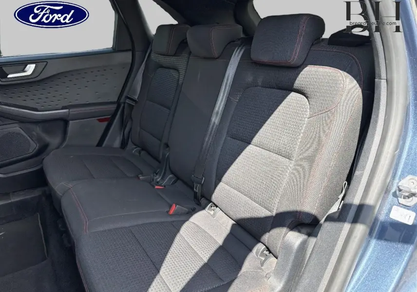 Vue intérieure côté droit sur la banquette arrière tissu noir avec surpiqûres rouges du Ford Kuga bleu 2020.