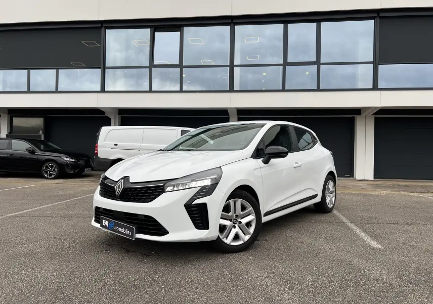 Renault Clio V blanche vue 3/4 avant droit, avec rétroviseurs noir perle et jantes 16 pouces.