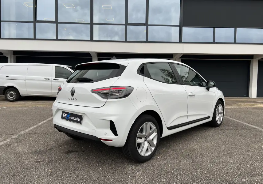 Renault Clio V blanche vue de 3/4 arrière droit, avec jantes 16 pouces et rétroviseurs noir perle.