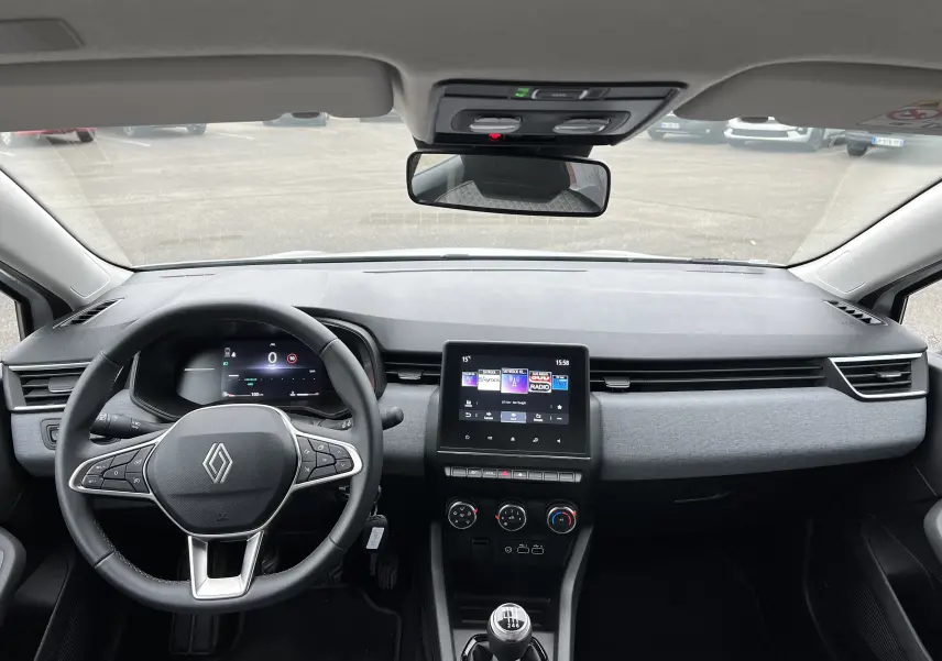 Vue intérieure frontale du tableau de bord et volant cuir noir de la Renault Clio V 1.0 Tce 90 Evolution 2025.