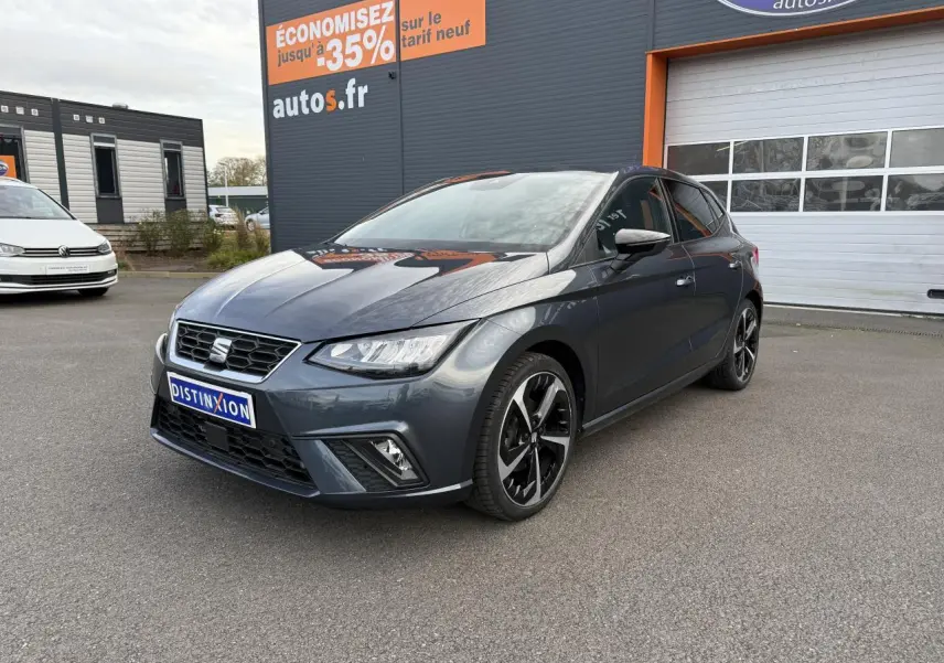 SEAT Ibiza 2024 Magnetic Tech vue 3/4 avant droit, jantes alliage 18 pouces et calandre distinctive FR.