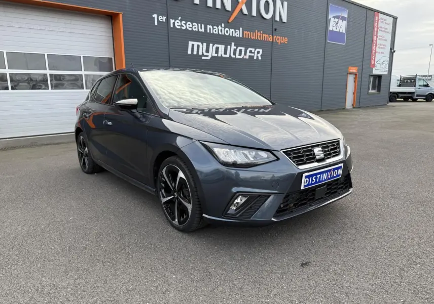 SEAT IBIZA 2024 Magnetic Tech vue 3/4 avant droit avec jantes alliage noires et calandre distinctive.
