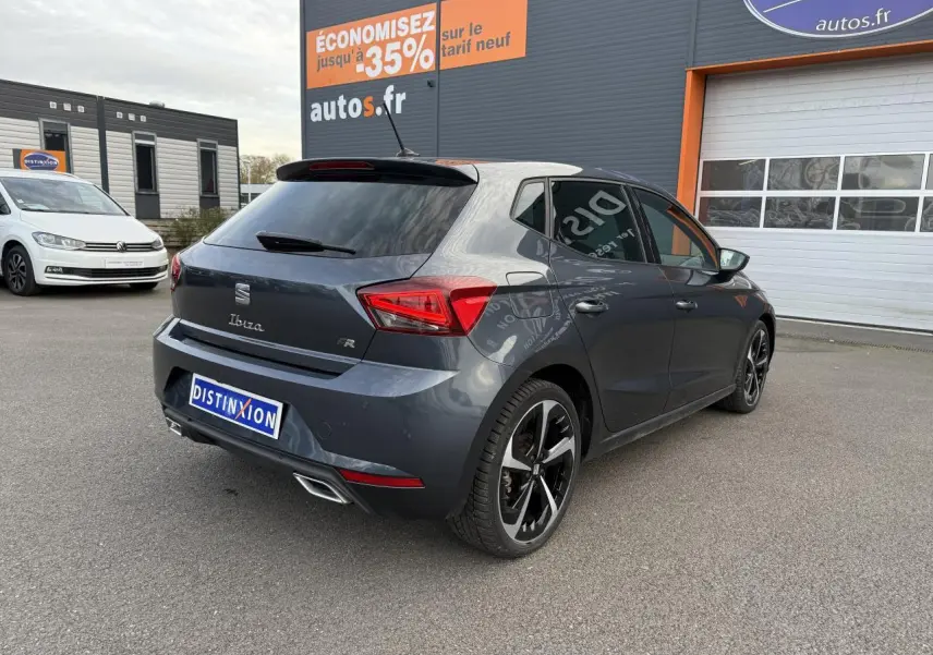 SEAT Ibiza 2024 finition FR en Magnetic Tech vue 3/4 arrière droit avec jantes alliage 18 pouces et double sortie d'échappement.