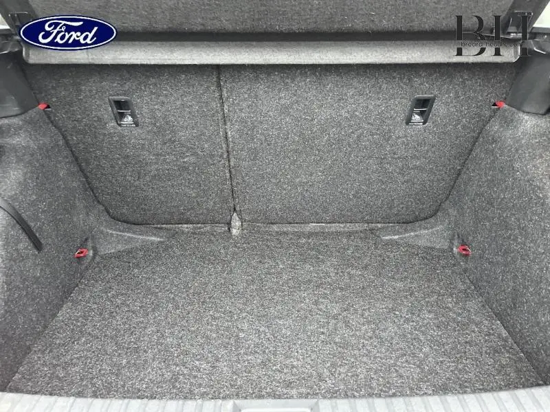 Coffre vide vu de face, revêtement gris, sans éléments distinctifs visibles du Skoda Kamiq Rouge Velvet.